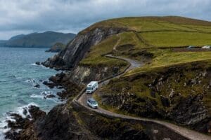 Schmale Küstenstraßen in Irland
